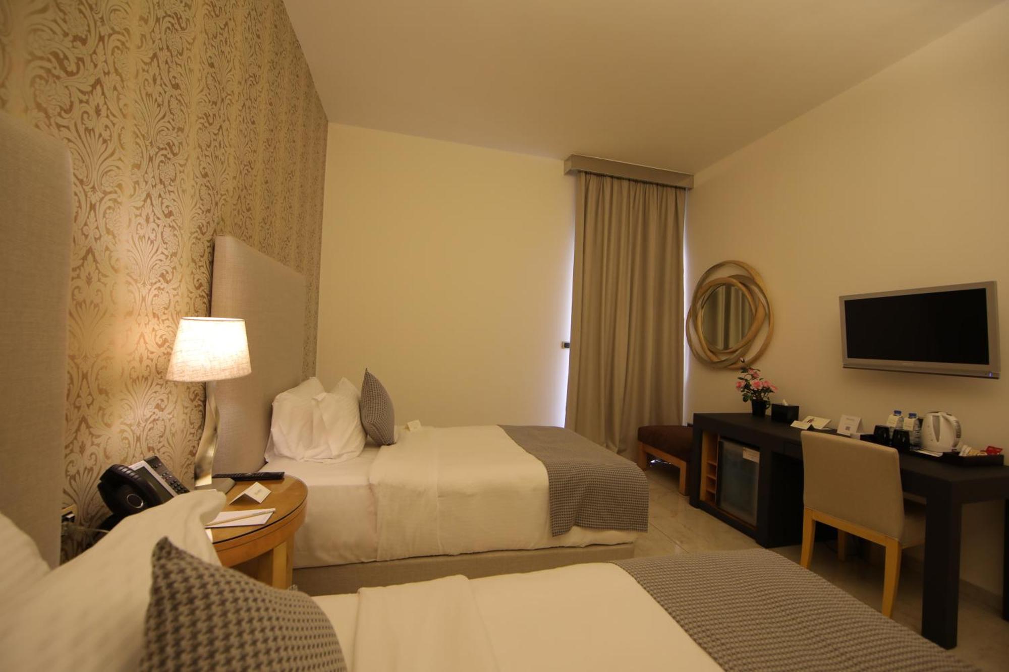 Riviera Hotel Beirut Esterno foto